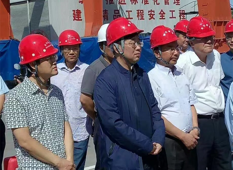 2017年5月14日上午 鐵總調研現場(chǎng)（左至右 左1李總、左2鐵總王同軍副總經(jīng)理、左3京沈客專(zhuān)京冀段董事長(cháng)、總經(jīng)理拉有玉）.jpg